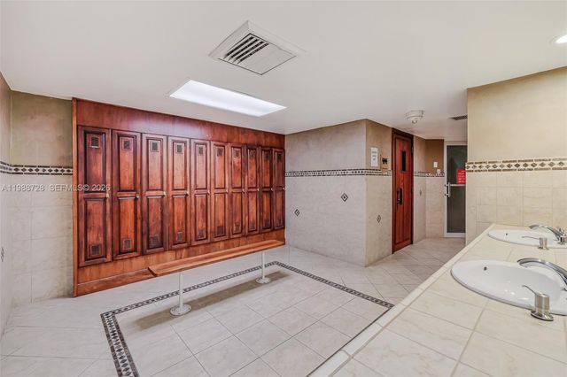 20185 E Country Club Drive 302, Aventura, FL 33180