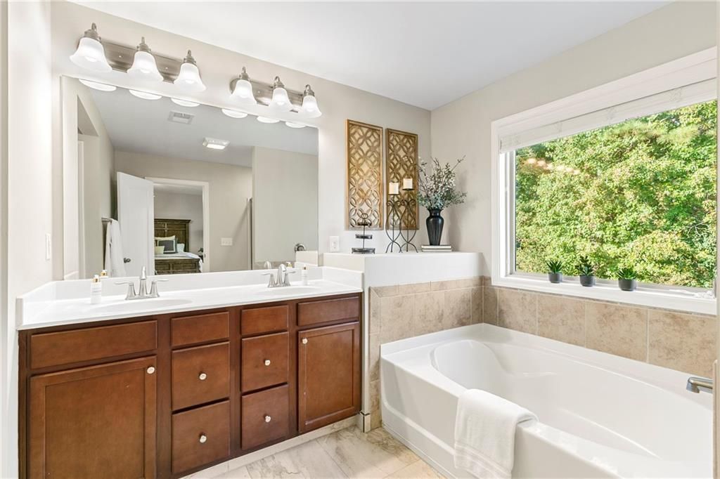 Image 18 of property listing at 1655 Hampton Oaks Drive, Alpharetta, GA 30004