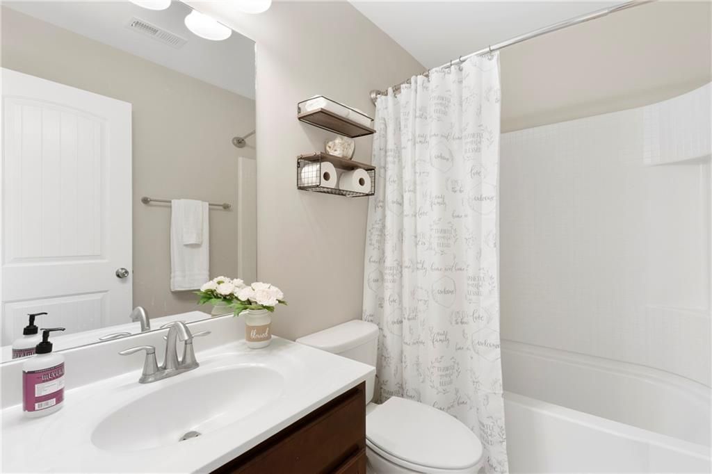 Image 26 of property listing at 1655 Hampton Oaks Drive, Alpharetta, GA 30004