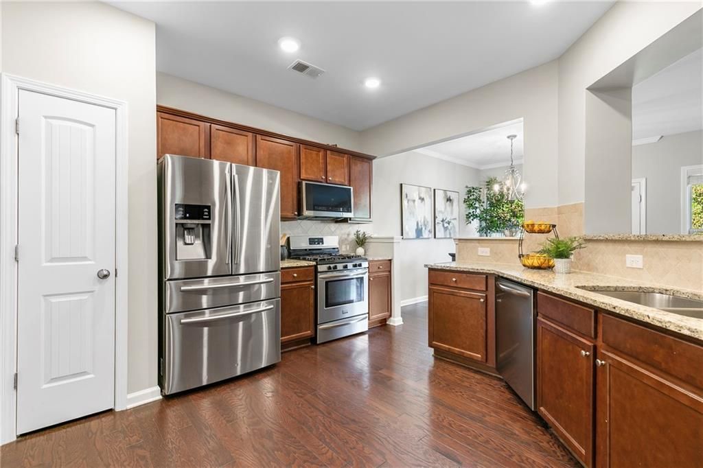 Image 5 of property listing at 1655 Hampton Oaks Drive, Alpharetta, GA 30004