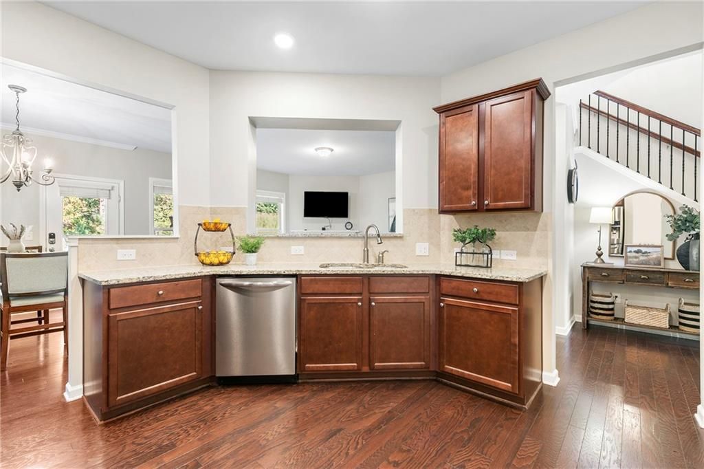 Image 7 of property listing at 1655 Hampton Oaks Drive, Alpharetta, GA 30004