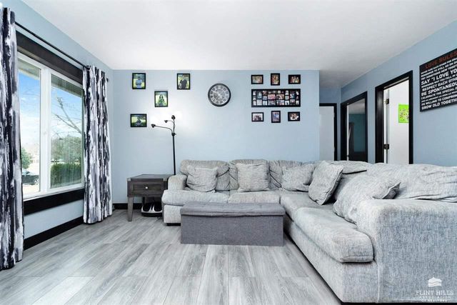 2227 4th Street, Clay Center, KS 67432