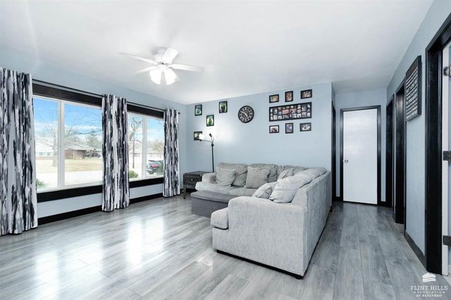 2227 4th Street, Clay Center, KS 67432