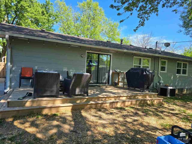 2227 4th Street, Clay Center, KS 67432