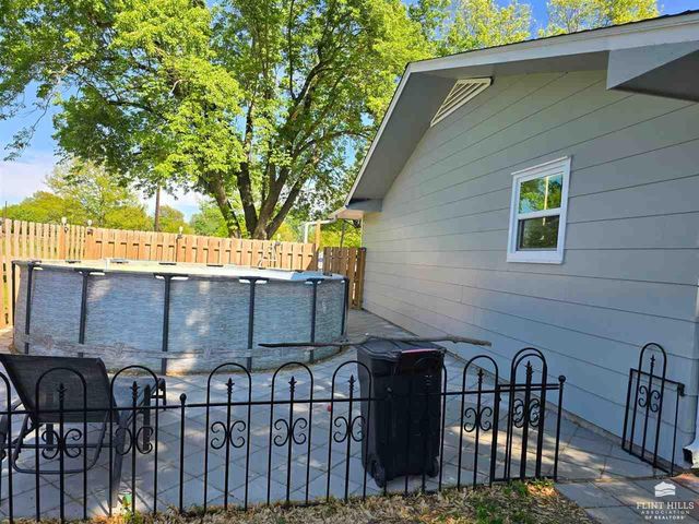 2227 4th Street, Clay Center, KS 67432