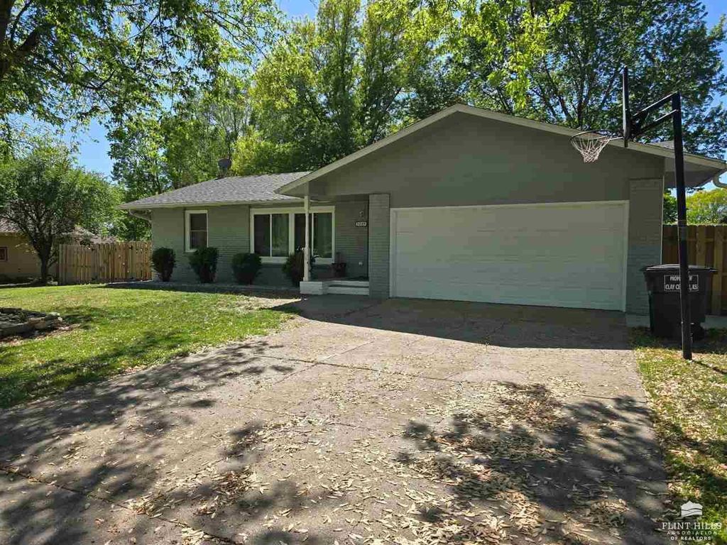 2227 4th Street, Clay Center, KS 67432