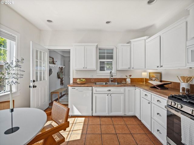 5615 N DELAWARE Ave, Portland, OR 97217