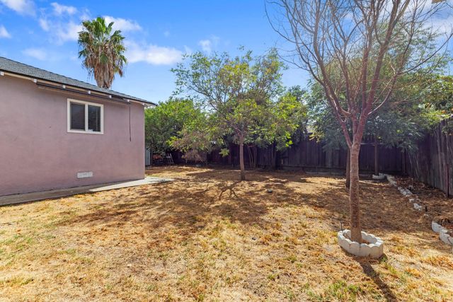 1122 Huntington Dr, Modesto, CA 95350