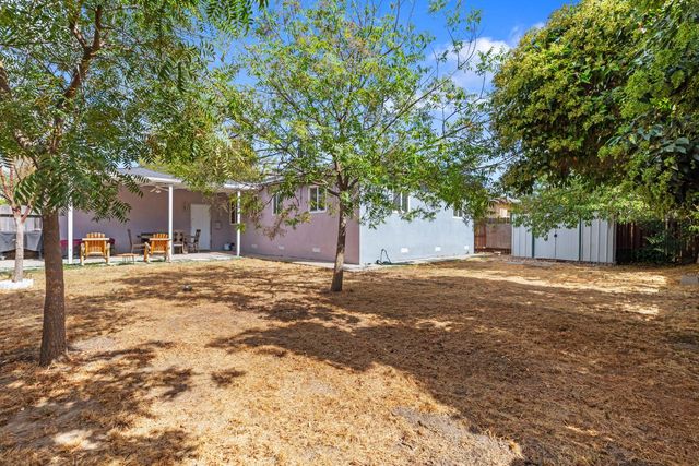 1122 Huntington Dr, Modesto, CA 95350