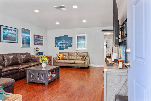 1122 Huntington Dr, Modesto, CA 95350