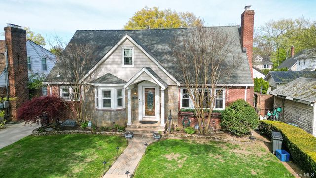 85 Hinsdale Avenue, Floral Park, NY 11001