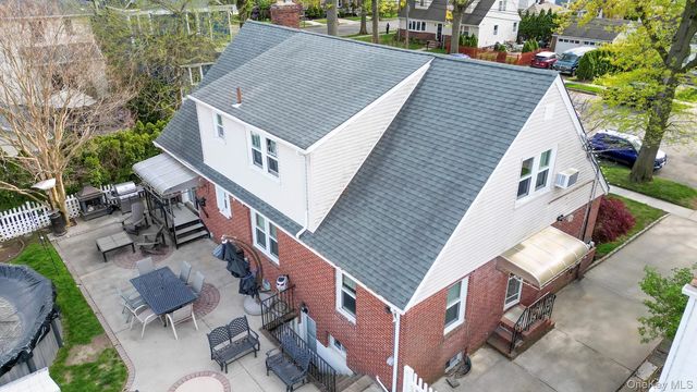 85 Hinsdale Avenue, Floral Park, NY 11001