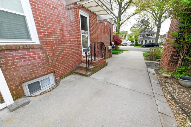 85 Hinsdale Avenue, Floral Park, NY 11001