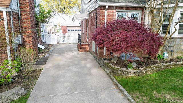 85 Hinsdale Avenue, Floral Park, NY 11001