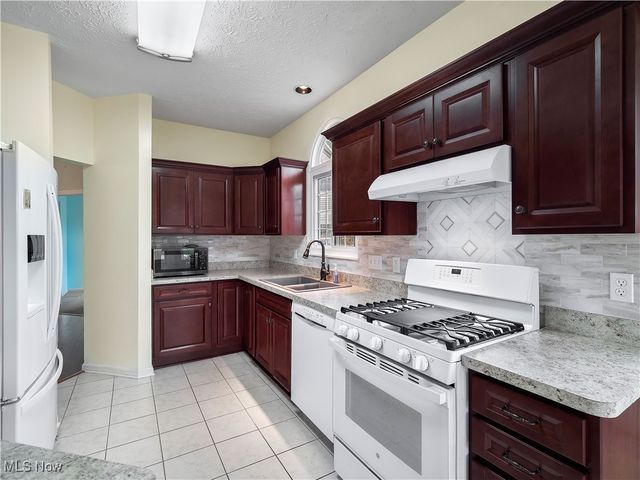 385 Vista Circle, North Olmsted, OH 44070