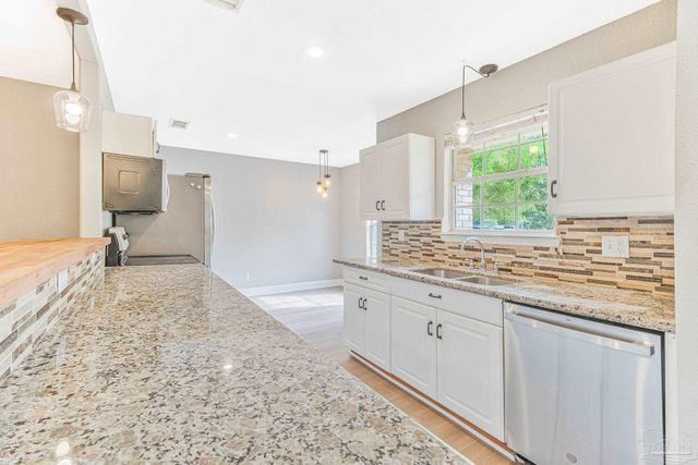 4285 Lindsey Ln, Pace, FL 32571