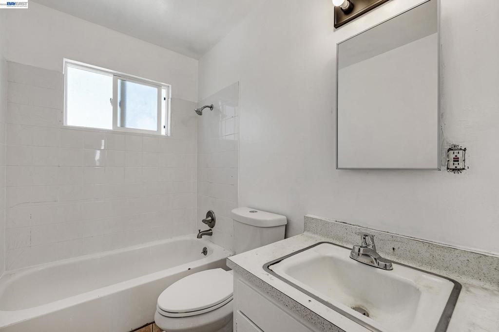 Image 21 of property listing at 2828 22nd Avenue, Oakland, CA 94606