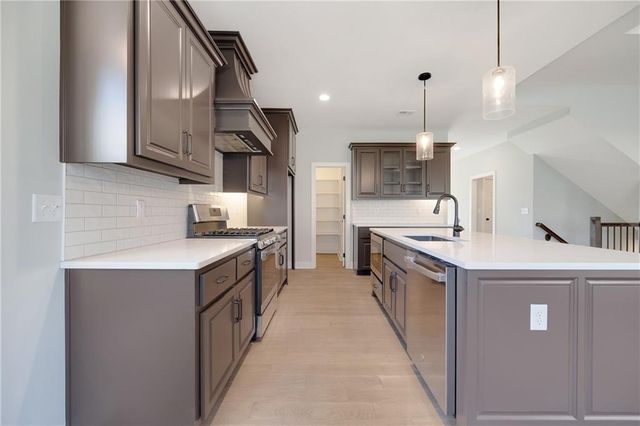 300 SW Hawthorne Court, Blue Springs, MO 64014