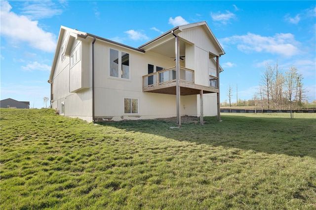 300 SW Hawthorne Court, Blue Springs, MO 64014