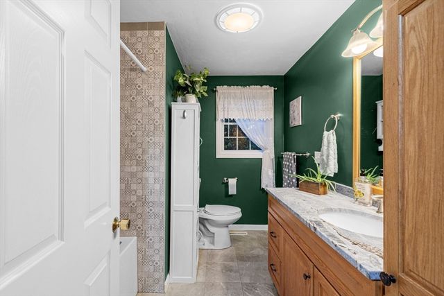 4 Penny Ln, Wareham, MA 02538