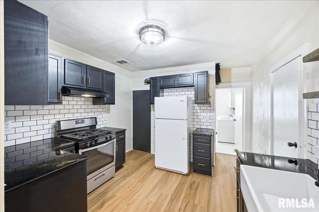 3803 N GRAND Boulevard, Peoria, IL 61604