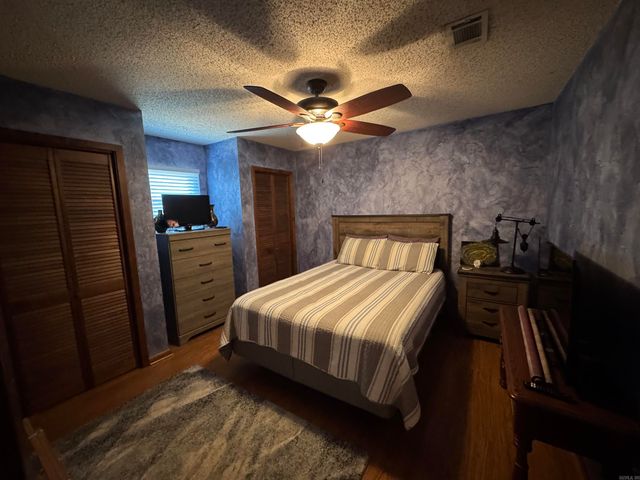 1012 S Leslie Street, Stuttgart, AR 72160