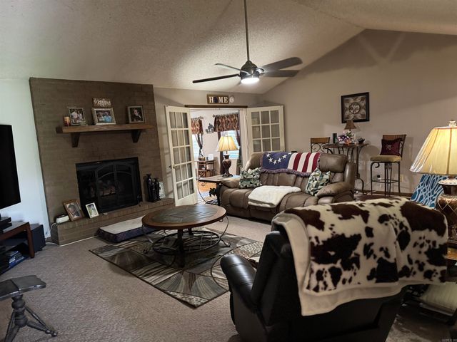 1012 S Leslie Street, Stuttgart, AR 72160