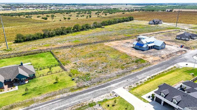 305 Farmhouse, Marion, TX 78124