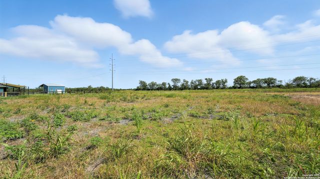 305 Farmhouse, Marion, TX 78124
