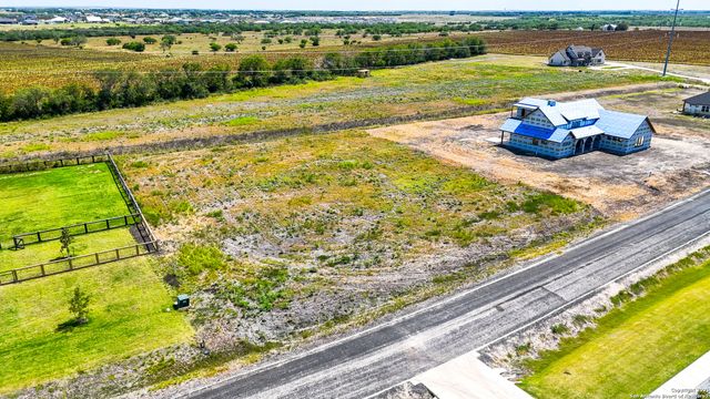 305 Farmhouse, Marion, TX 78124