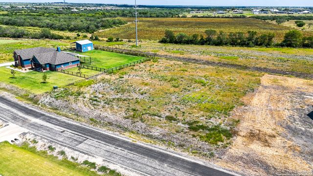 305 Farmhouse, Marion, TX 78124