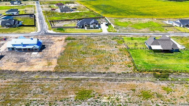 305 Farmhouse, Marion, TX 78124