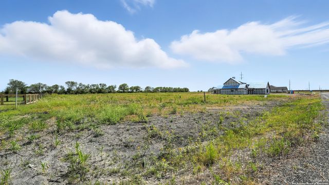 305 Farmhouse, Marion, TX 78124