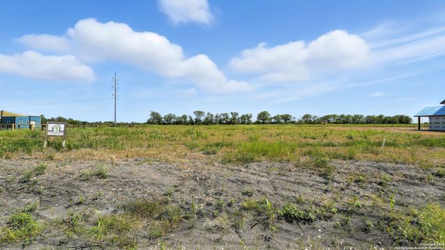 305 Farmhouse, Marion, TX 78124