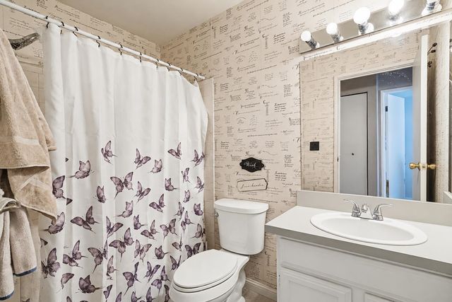 39762 Village Wood Circle, Novi, MI 48375
