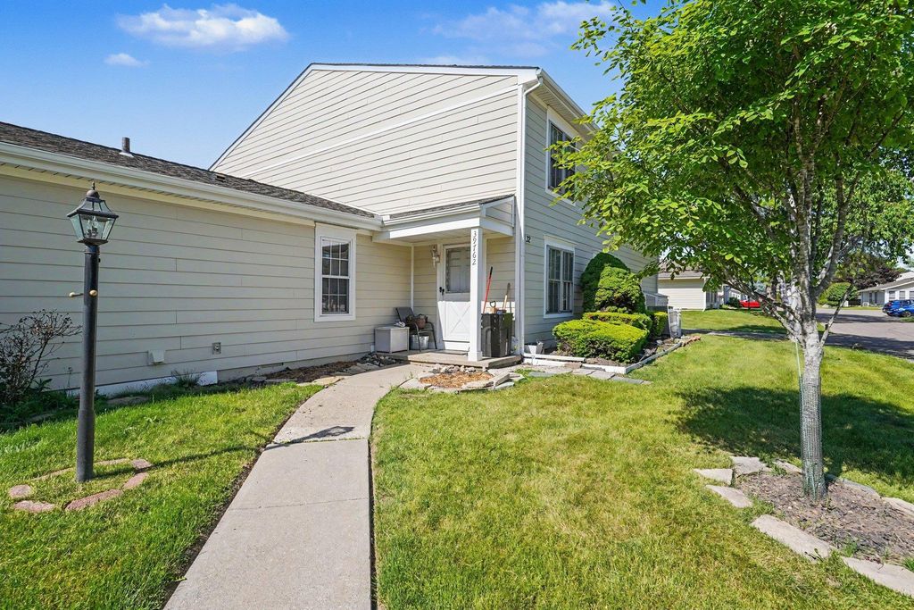 39762 Village Wood Circle, Novi, MI 48375