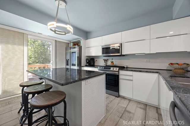424 Kensington Court, Naperville, IL 60563