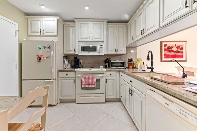 1202 Bahama Bend J2, Coconut Creek, FL 33066