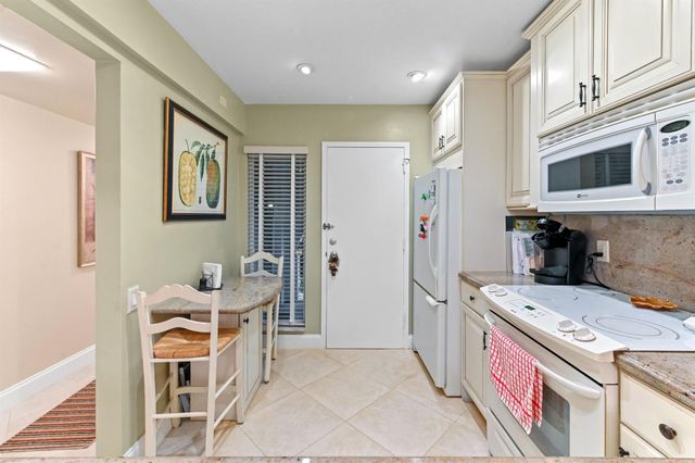 1202 Bahama Bend J2, Coconut Creek, FL 33066