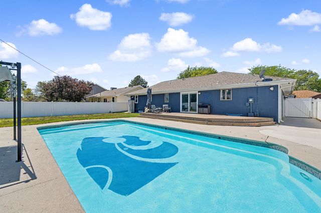 2323 Linden Dr, Salina, KS 67401