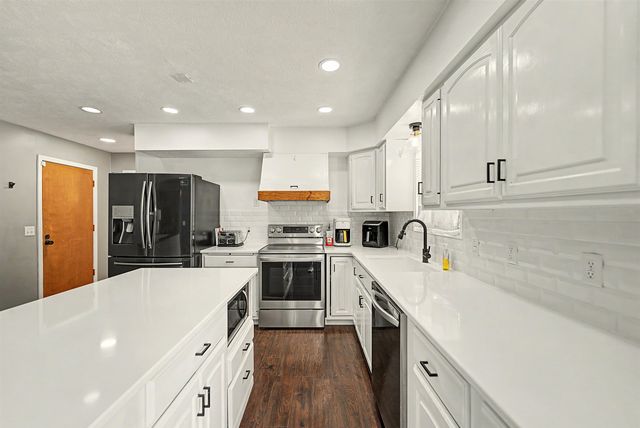 2323 Linden Dr, Salina, KS 67401