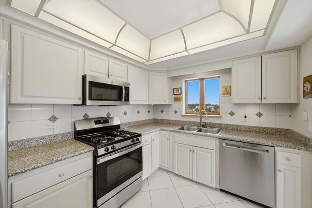 545 S River Road 505, Des Plaines, IL 60016