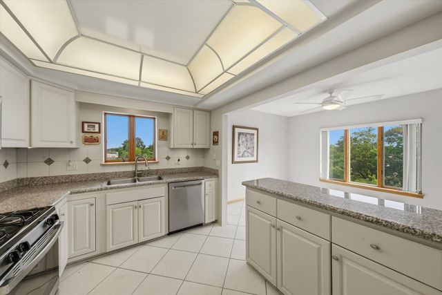 545 S River Road 505, Des Plaines, IL 60016