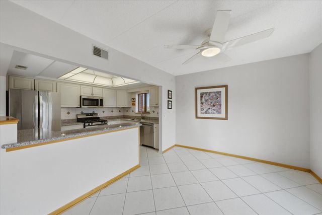 545 S River Road 505, Des Plaines, IL 60016