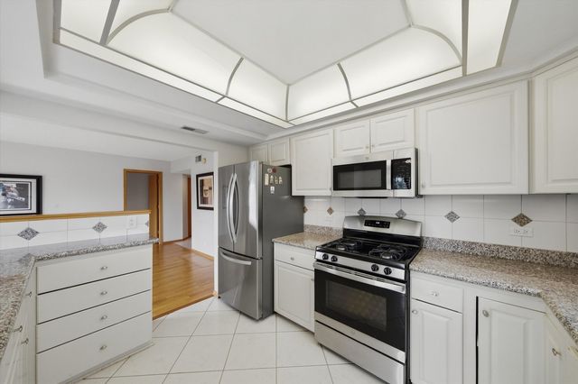 545 S River Road 505, Des Plaines, IL 60016