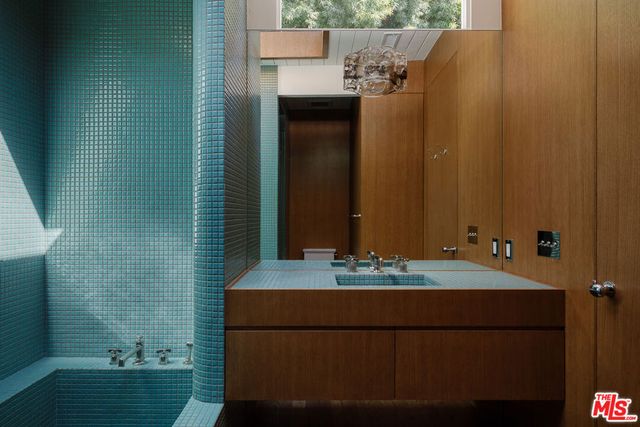 2544 Greenvalley Road, Los Angeles, CA 90046
