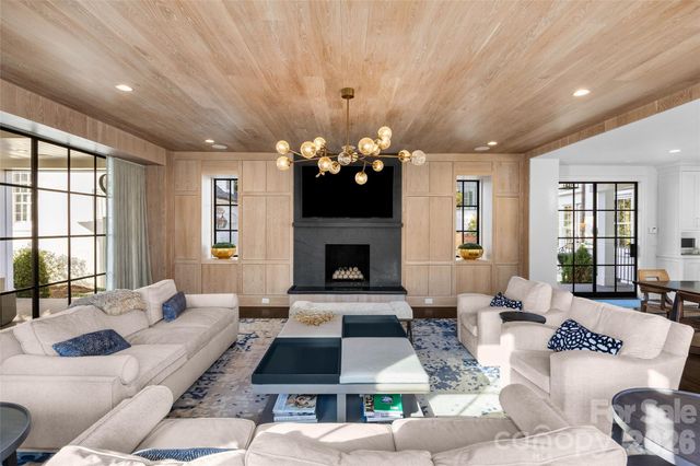 1438 Queens Road W, Charlotte, NC 28207