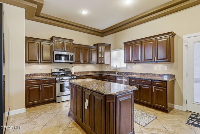 5544 DENNIS CAVIN Lane, El Paso, TX 79934