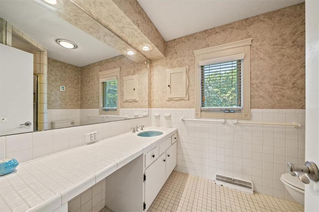 9601 Lee Boulevard, Leawood, KS 66206