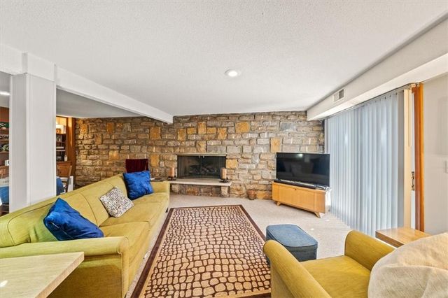 9601 Lee Boulevard, Leawood, KS 66206